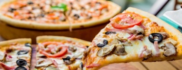 Популярный одесский супермаркет ответил за таракана в пицце (ФОТО)
