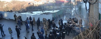 «Такой вакханалии больше в Киеве нет»: на скандальной застройке по улице Мичурина активистов забросали петардами