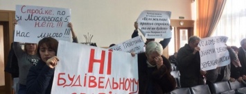 В Херсонском горсовете протестовали против застройки многоквартирного дома
