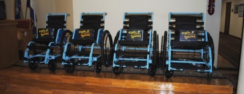 "Нове серце" снабжает Кременчуг американскими инвалидными креслами, собранными вручную