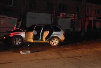 На Николаевщине авто влетело в остановку, есть погибший