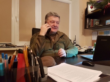Порошенко крутит четки и общается по телефону с освобожденным киборгом Морозовым
