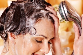 3 ингредиента, которые следует добавить в шампунь, чтобы оживить ломкие волосы
