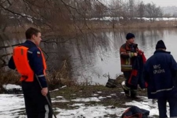 Жуткая находка в Киеве: из озера достали тело женщины