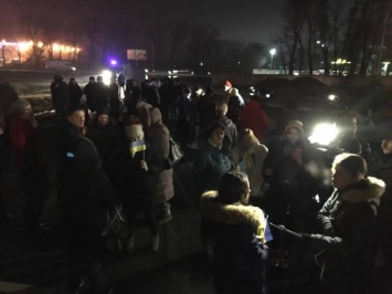Киев: в аэропорту "Борисполь" уже собрались родственники освобожденных из плена