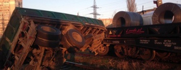 В Николаеве поезд врезался в КАМАЗ, пытавшиейся проскочить переезд, - ФОТО, ВИДЕО