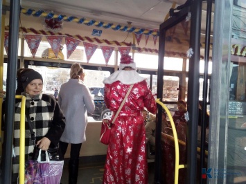 Сегодня по улицам Симферополя курсирует новогодний троллейбус