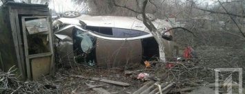 ДТП в Кривом Роге: "Hyundai" вылетел с дороги, врезался в столб и оказался в чужом огороде (ФОТО)