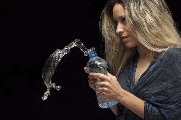 Физики раскрыли секрет фокуса с подбрасыванием бутылки с водой