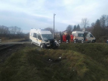 Электричка сбила машину "скорой" на переезде под Львовом, трое пострадавших