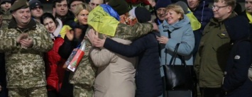 Как в Харькове встретили освобожденных из плена бойцов