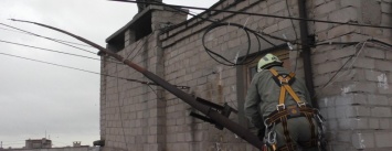 В Мариуполе спасатели с альпинистским снаряжением демонтировали 20-метровую антенну времен СССР (ФОТО, ВИДЕО)