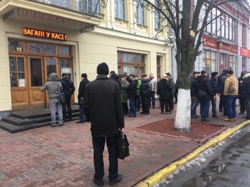 В ожидании наличной гривны в Киеве собираются праздничные очереди у банкоматов