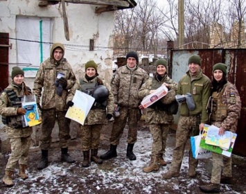 Жительница оккупированного Донецка связала бойцам ВСУ теплые носки (Фото)