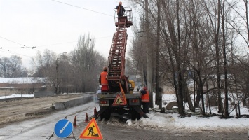 В Запорожье дополнительно освещают опасные пешеходные переходы