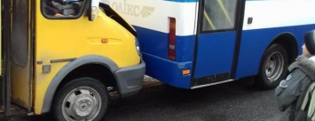 ДТП в Кропивницком: маршрутка врезалась в автобус. ФОТО