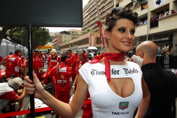 Еще один повод любить MotoGP: Формула-1 отказалась от grid girl