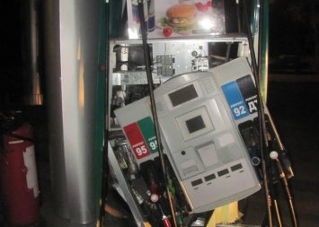 Фотофакт: На автозаправке легковушка снесла бензоколонку