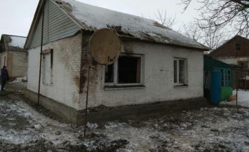 Последствия ночного обстрела боевиками поселка в Донбассе: фото