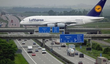 В Германии построили взлетно-посадочную полосу аэропорта прямо над трассой