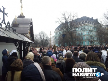 Шабаш в Киеве: Нацисты и меджлисовцы пытались захватить храм УПЦ МП
