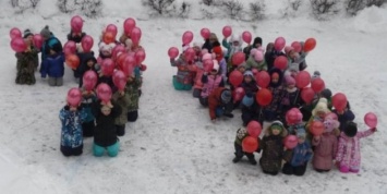 Приучают стоять на коленях: фото из российского детсада все объясняет
