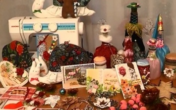 Жительницы Днепра делают сувениры из бытовых отходов
