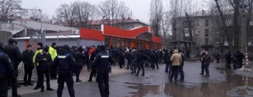 Рейдерство по-кременчугски: вооруженные люди в балаклавах угрожают расправой владелице магазина (ФОТО)