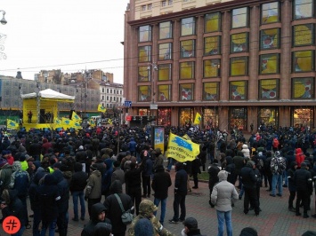 В центре Киева собралось несколько сотен автомобилей на еврономерах