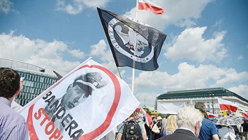 У Порошенко обещают: Польше ответим силой, будут вынуждены приветливо улыбаться