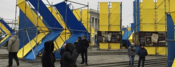 В новости заголовок: Киевляне объяснили свое отношение к инсталляции на Майдане (ВИДЕО)