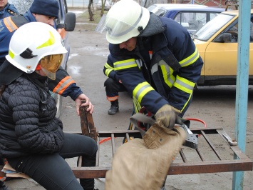 Николаевские спасатели помогли девочке, ногу которой зажало в металлической решетке скамейки