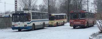 Рано утром в Кривом Роге активисты заблокировали выезд линию троллейбусов и вызвали полицию (ФОТО, ВИДЕО)
