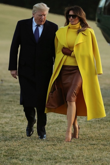 Образ дня: Мелания Трамп в пальто и свитере Ralph Lauren