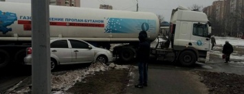 В Харькове иномарка заехала под грузовик (ФОТО)
