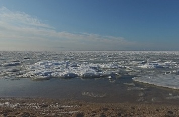 Зима и весна: в Бердянском заливе встретились два времени года