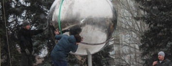 Строительство памятника Чернобыльцам: в Запорожье установили 300-килограмовый блестящий шар, - ФОТО