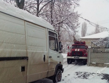 За сутки в Одесской области из снежного плена спасли 4 авто и 6 человек