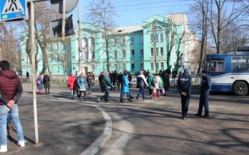 Сотрудники "Малинки" все-таки перекрыли проспект Ушакова