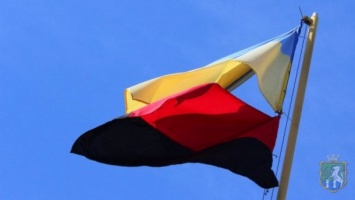 Мэр Южноукраинска предложил горожанам высказать свое мнение по поводу красно-черного флага на школах