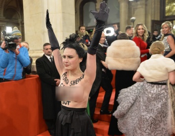 "Порошенко, нах$й c бала!" Секстремистка Femen встретила президента Украины в Венской опере