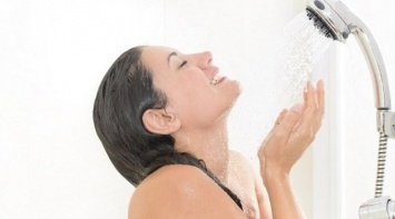 Косметологи рассказали, чем вечерний душ полезней утреннего