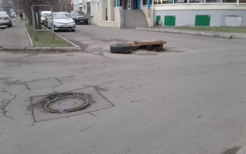 Кошмарное состояние смотровых колодцев на одной из улиц Одессы