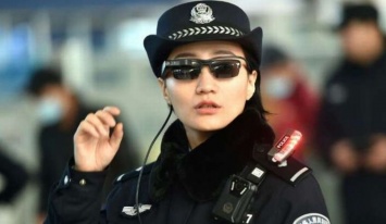 Китайская полиция носит очки, которые распознают преступников