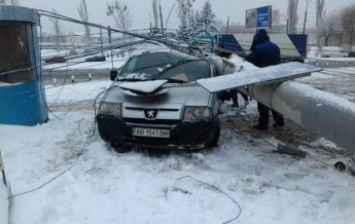 В Виннице электроопора раздавила авто (видео)