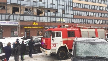 В Петербурге в многоэтажном доме прогремел взрыв, есть раненые. Фото и видео