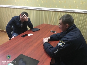 В Одессе задержали гражданина за попытку подкупа замначальника патрульной полиции