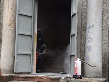 Пожарные спасли трех человек из горящего дома на Адмиральской