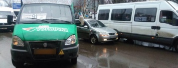 В центре Николаева "Шевроле" столкнулся с маршруткой, - ФОТО