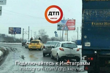 Образовалась пробка: в Киеве столкнулись четыре авто
